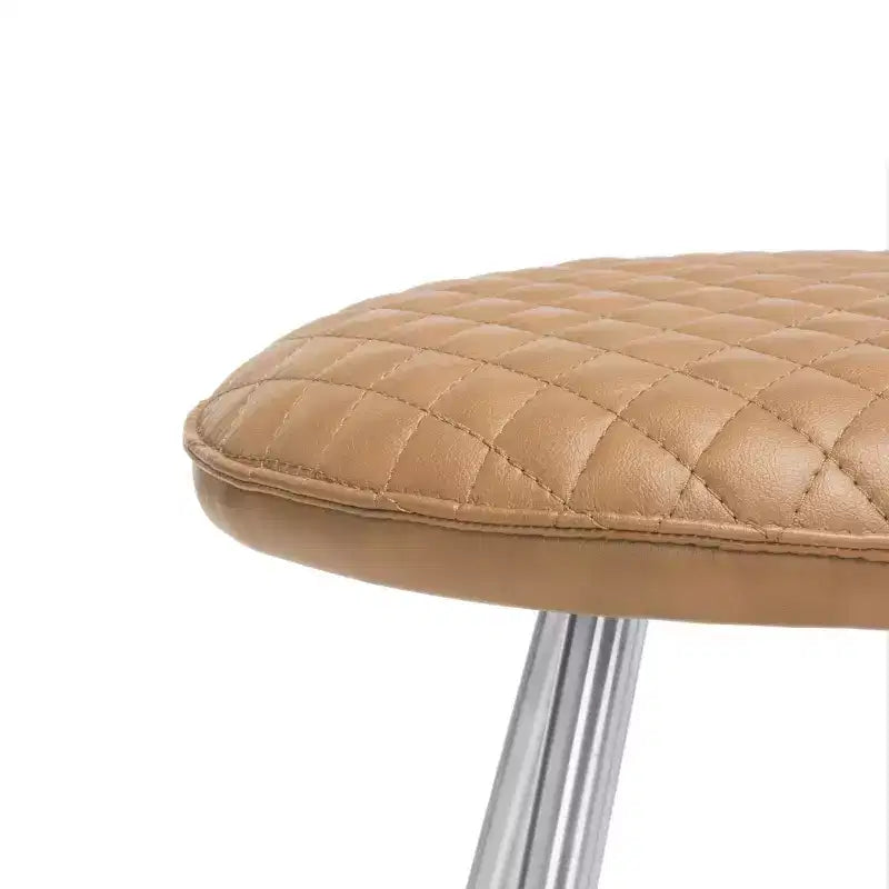 Sgabello d'accento imbottito color cammello con struttura in metallo