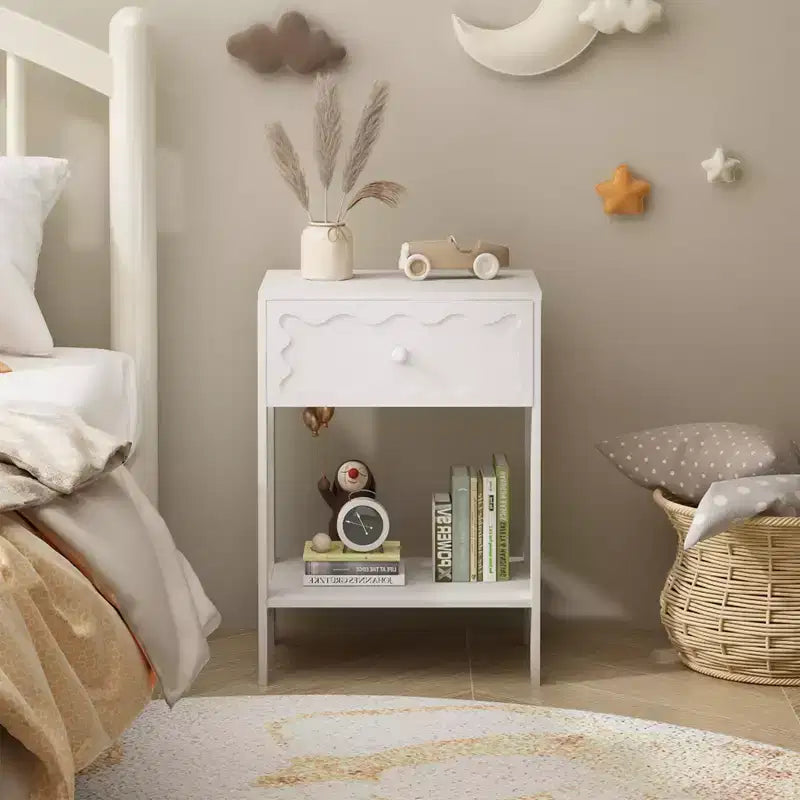 Comodino con cassetto e ripiano aperto