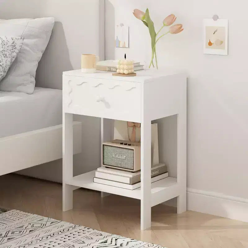 Comodino con cassetto e ripiano aperto