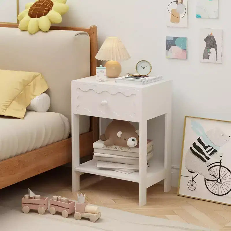 Comodino con cassetto e ripiano aperto