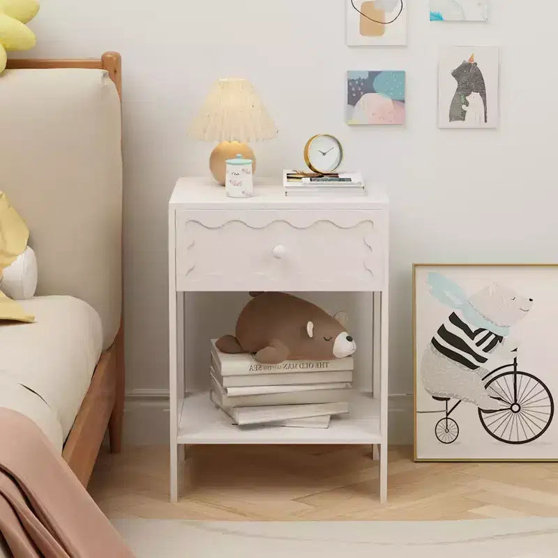 Comodino con cassetto e ripiano aperto