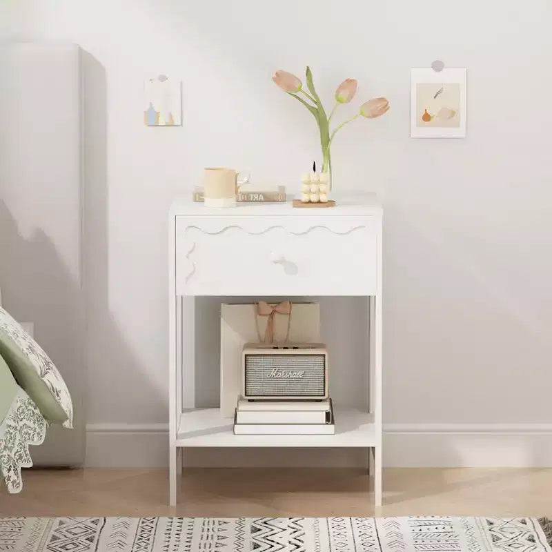 Comodino con cassetto e ripiano aperto