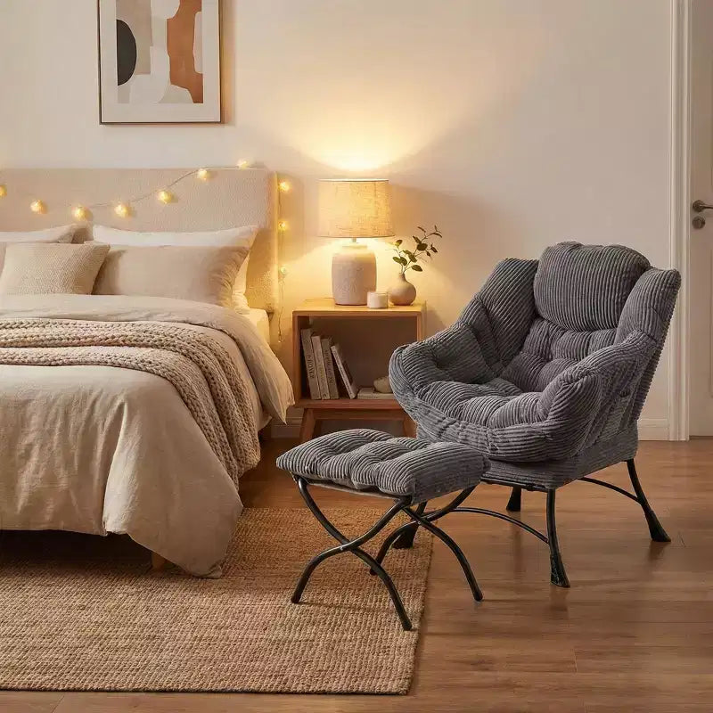 Poltrona lounge in velluto a coste con pouf, poltroncina imbottita con struttura in metallo e tasca laterale per soggiorno o camera da letto