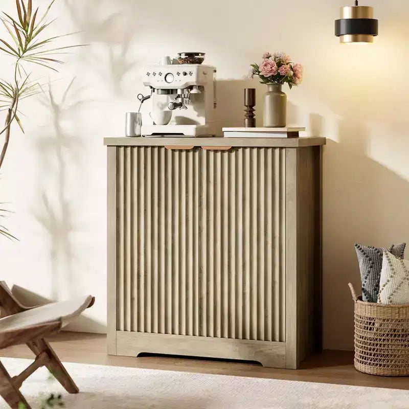 Credenza a Buffet in Legno Scanalato con Ante e Ripiani