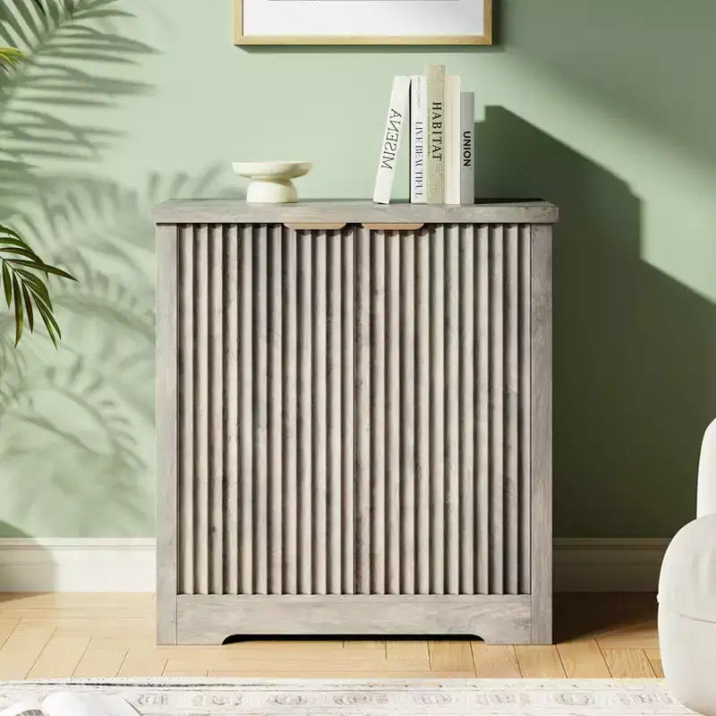 Credenza a Buffet in Legno Scanalato con Ante e Ripiani