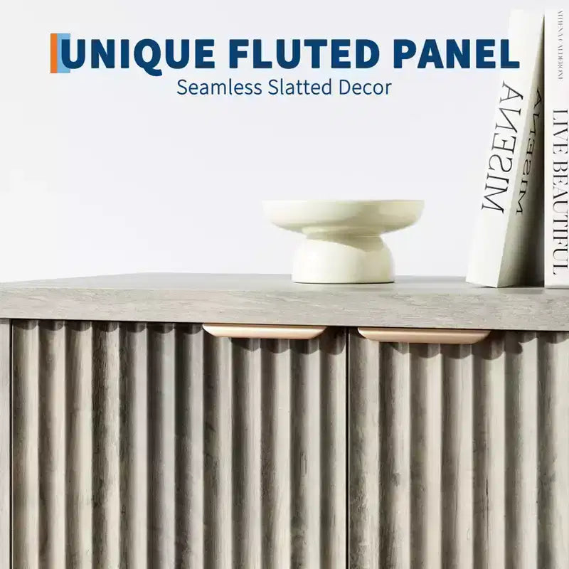 Credenza a Buffet in Legno Scanalato con Ante e Ripiani