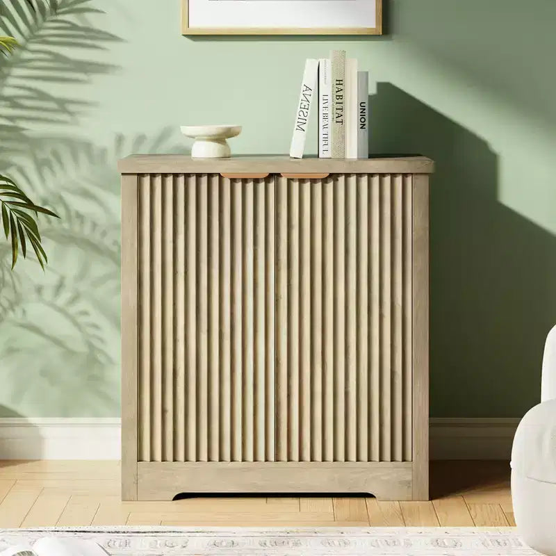 Credenza a Buffet in Legno Scanalato con Ante e Ripiani